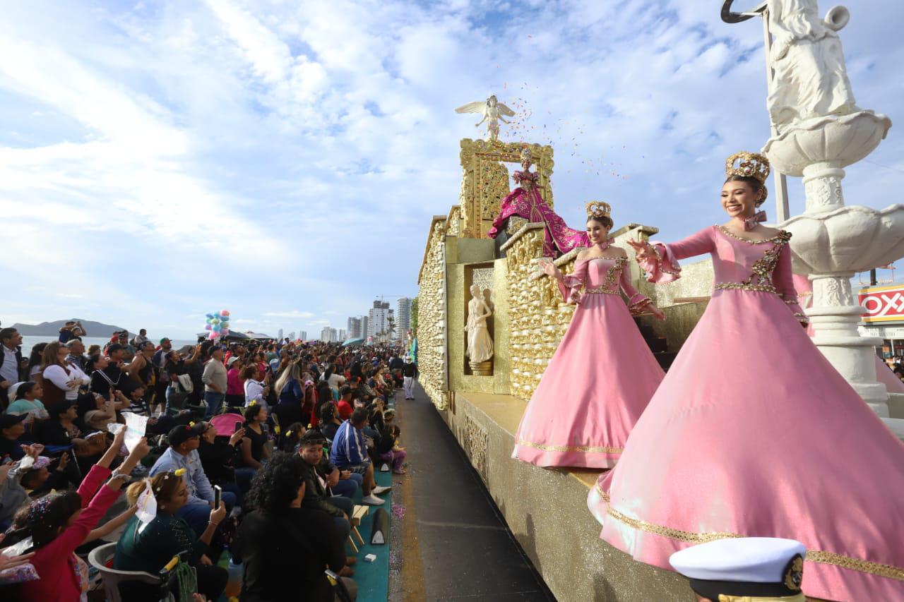 $!Se despide la realeza con emotividad en el segundo y último desfile del Carnaval de Mazatlán 2024