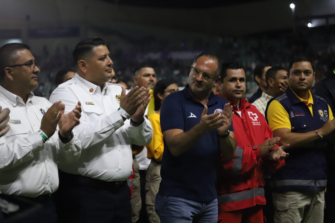 $!Mazatlán FC reconoce a los héroes que apagaron el incendio del Basurón Municipal