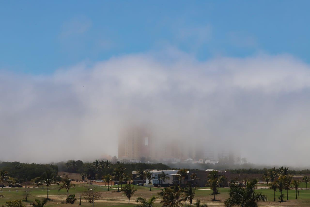 $!‘Borra’ la neblina partes de Mazatlán; pinta zonas de blanco