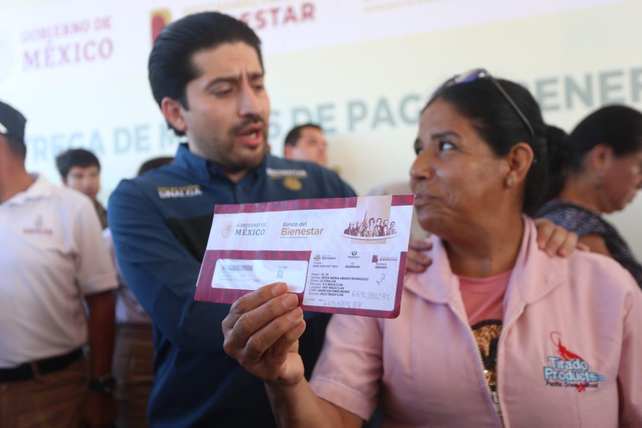 $!Entregan tarjetas del Bienpesca a personas del sector pesquero en Mazatlán