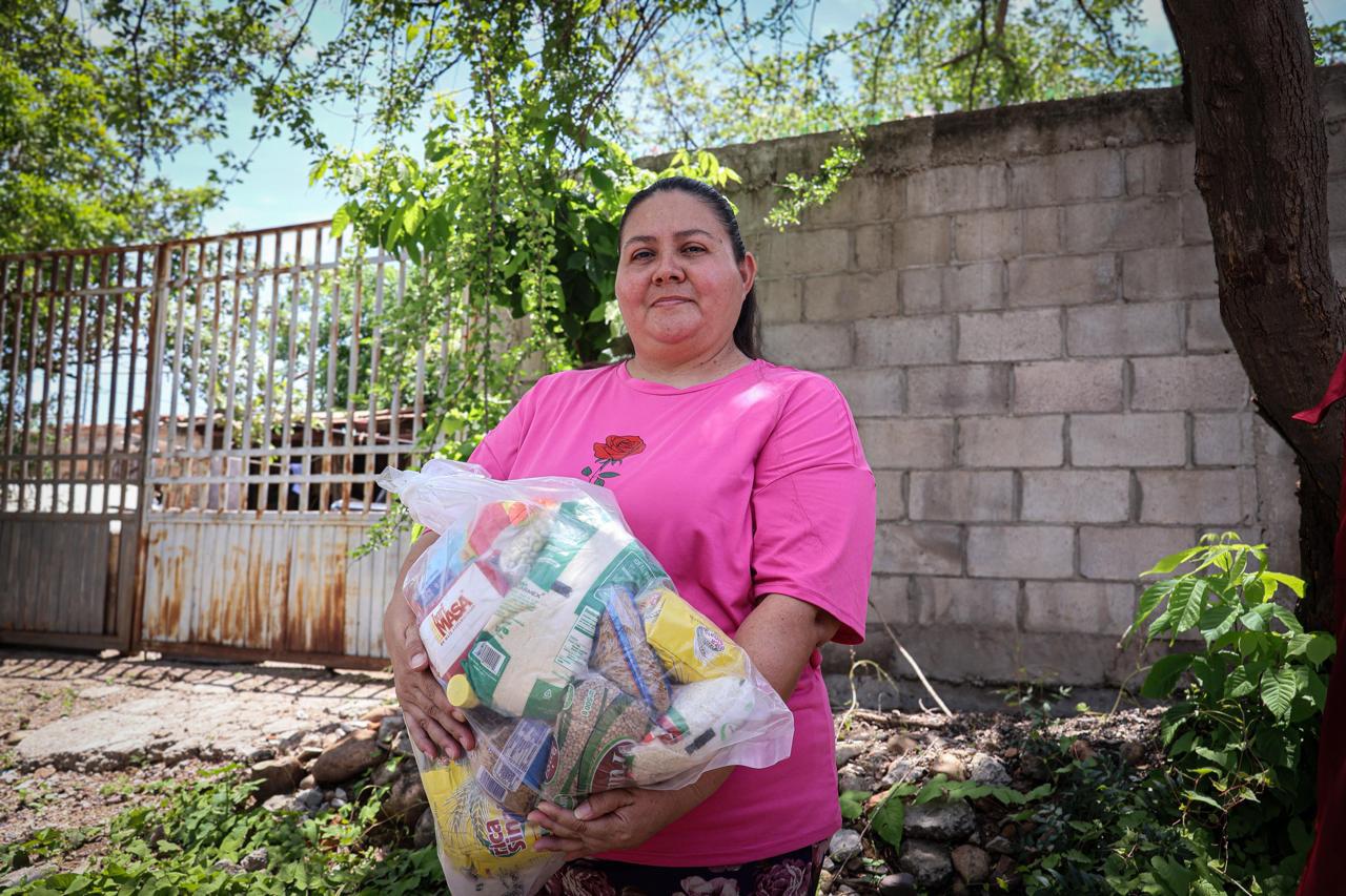 $!Entrega DIF Municipal despensas en colonias populares de Culiacán