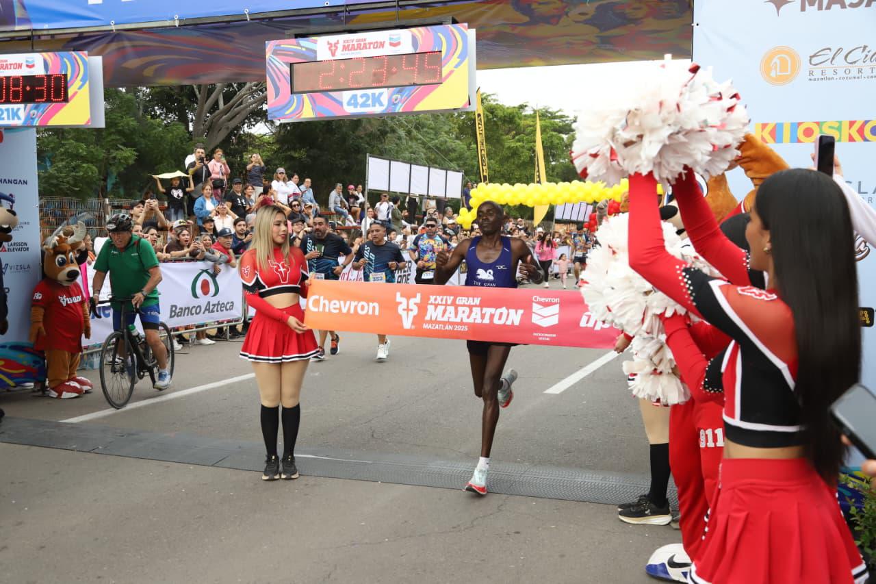 $!Keniata Alfred Kipserem Cherop se lleva la victoria en los 42K del Gran Maratón Mazatlán 2025