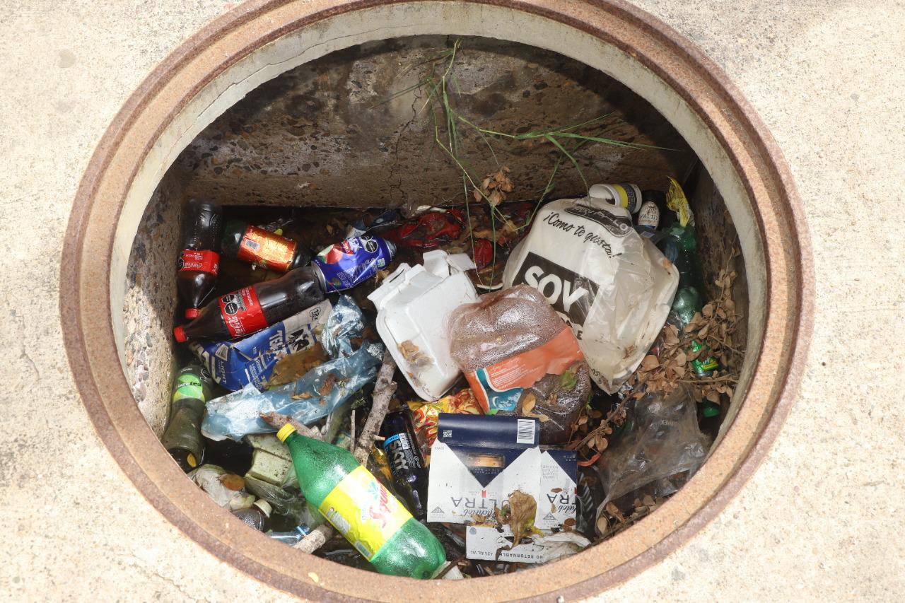 $!Dejan tirada gran cantidad de basura en acceso a la playa, a un costado del Estero del Yugo