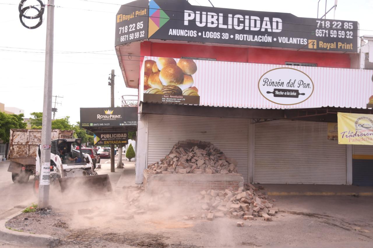 $!Comercio construye horno en la banqueta, Gobierno de Culiacán lo derrumba