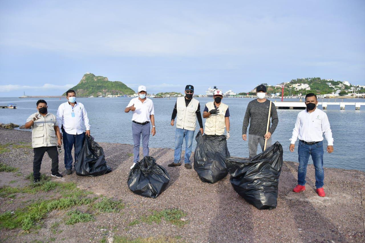 $!Limpian playa de la Isla de la Piedra, ante arribo de crucero a Mazatlán este miércoles
