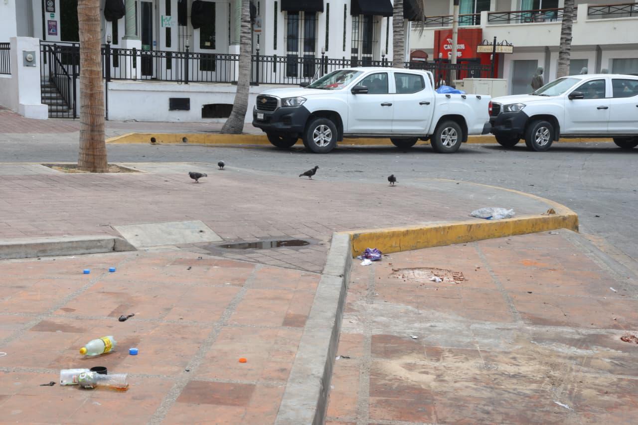 $!Olas Altas amanece con basura tras la ‘Fiesta del Futbol’ en Mazatlán