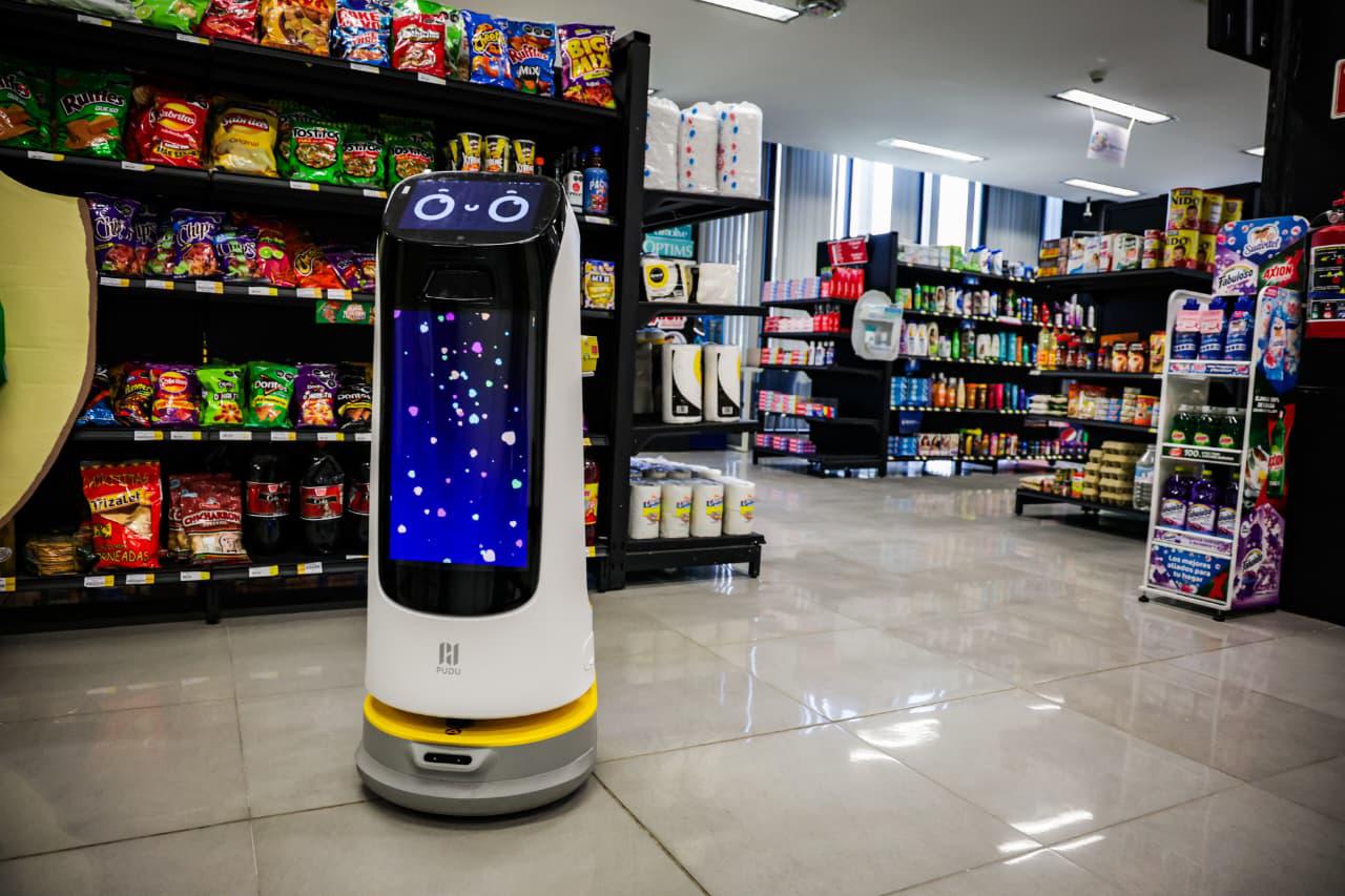 $!Presenta Tec de Monterrey en Culiacán a Findy, un robot con inteligencia artificial que mejora la atención al cliente