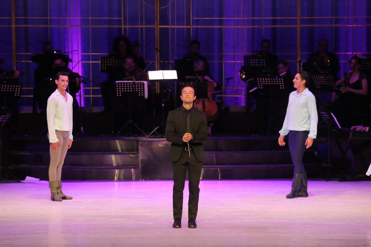 $!Deleitan a mazatlecos con su ‘Romances’ en el Teatro Ángela Peralta