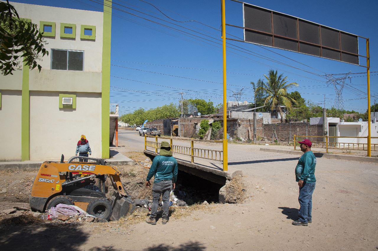 $!Ayuntamiento de Culiacán previene inundaciones en Colonia San Juan