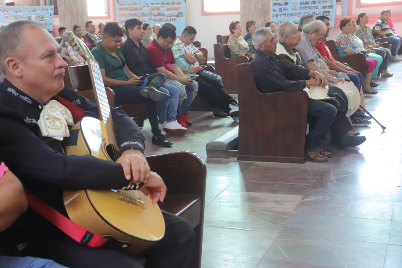 $!Ni el agua los detuvo; en Mazatlán le cantan a Santa Cecilia en su día