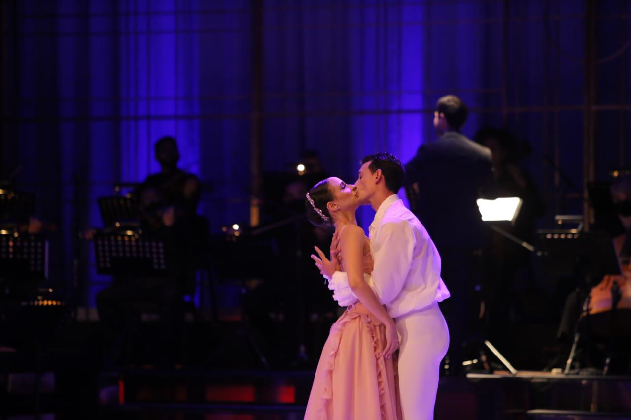 $!Deleitan a mazatlecos con su ‘Romances’ en el Teatro Ángela Peralta