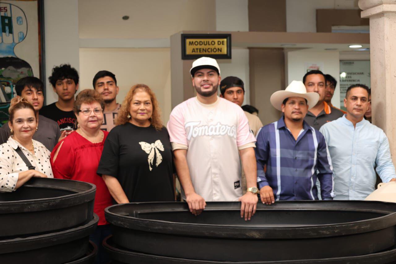 $!Entregan tinacos y bebederos a familias y productores de Elota