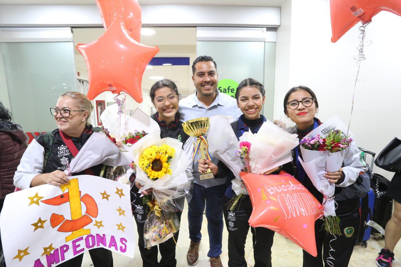 $!Llegan a Mazatlán las estudiantes ganadoras del oro en Rumania