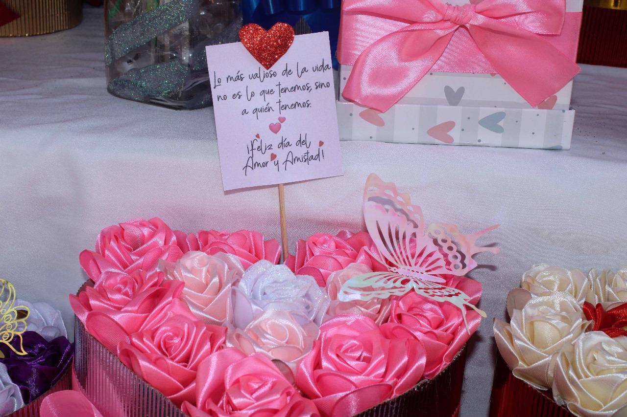 $!Verónica y Camila tejen flores para continuar sus estudios