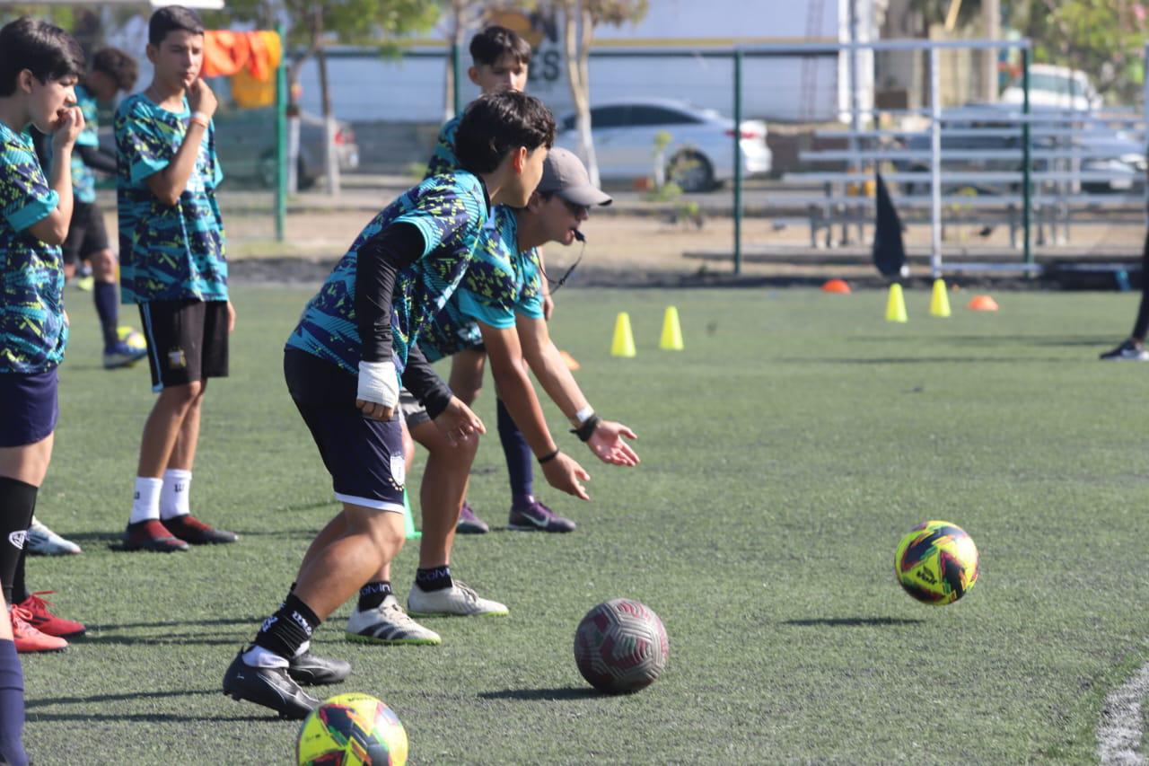 $!Sport Camp Mazatlán impulsa talentos con ex futbolistas y visores profesionales