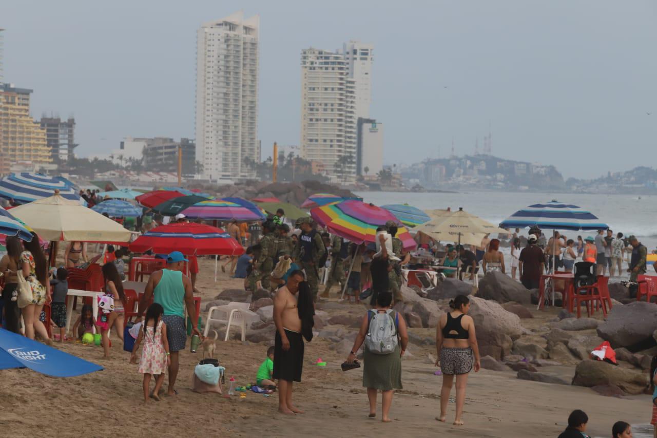 $!Tienen playas de Mazatlán alta afluencia durante segundo día vacacional