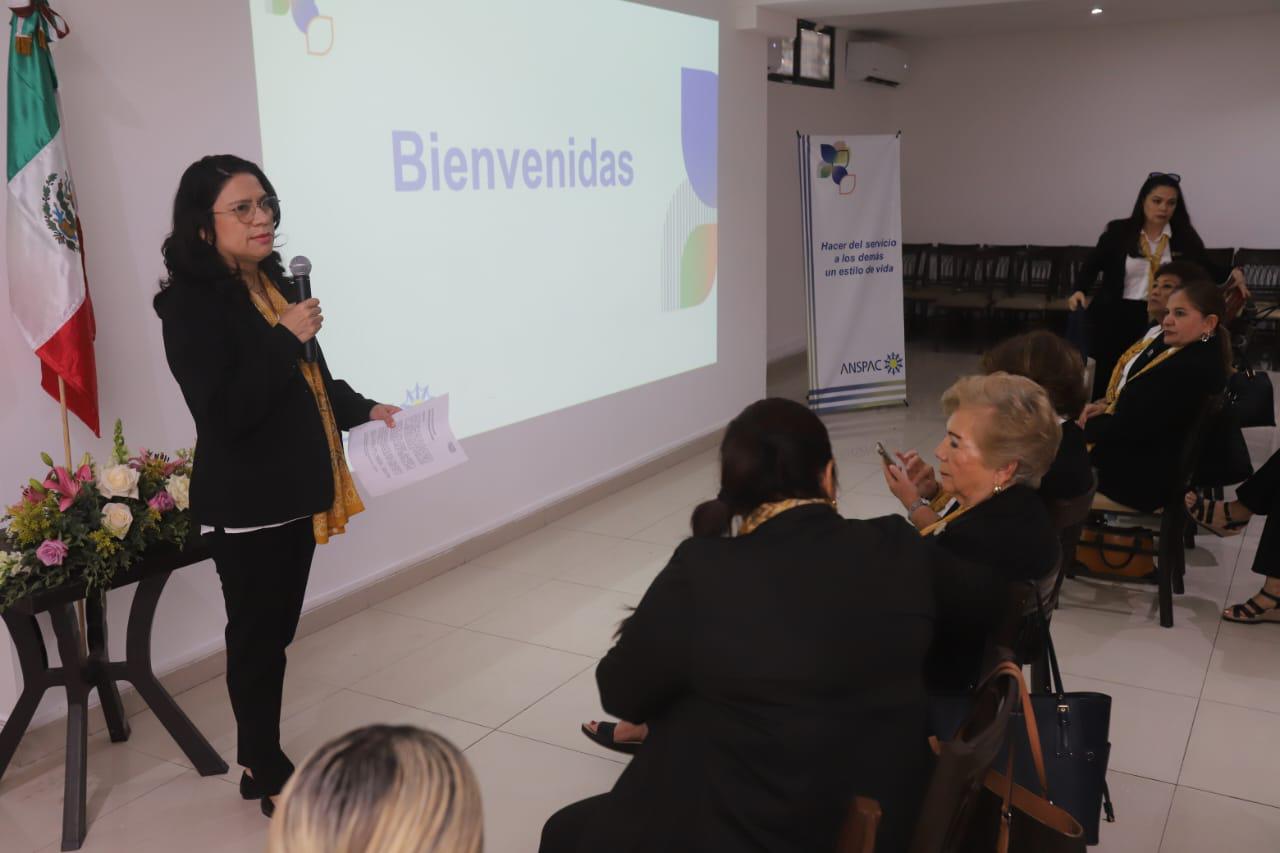 $!Guillermina García, fue la maestra de ceremonias los dos días del Seminario de Motivación, que organizó ANSPAC Mazatlán en el arranque del ciclo escolar 2025-2026.