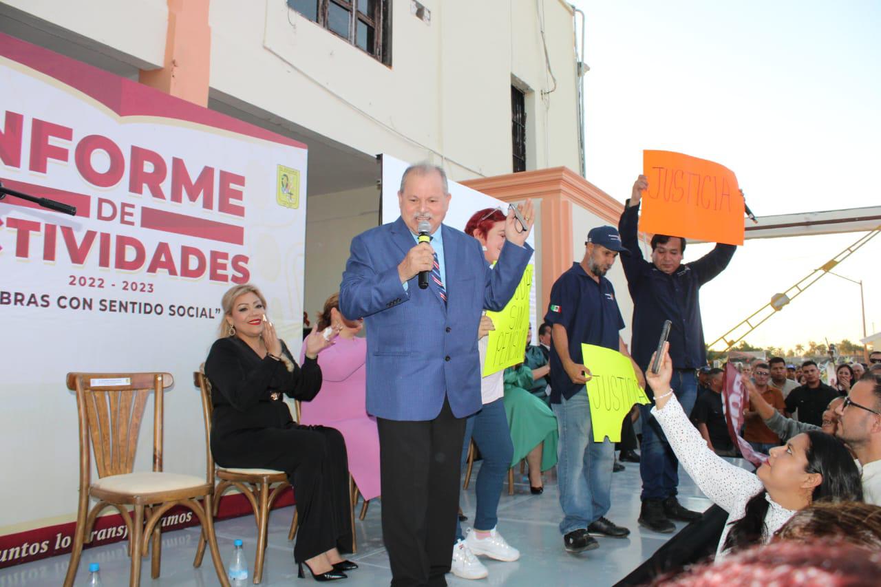 $!Irrumpen policías jubilados en informe de Claudia Valdez Aguilar, en Rosario