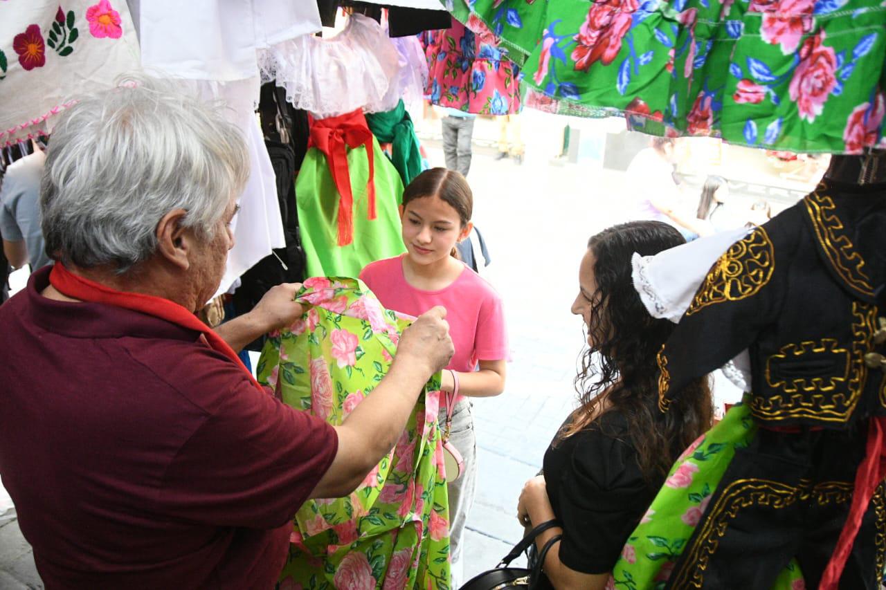 $!Pinta de colores patrios venta de artículos revolucionarios en Culiacán; algunos venden más, otros menos