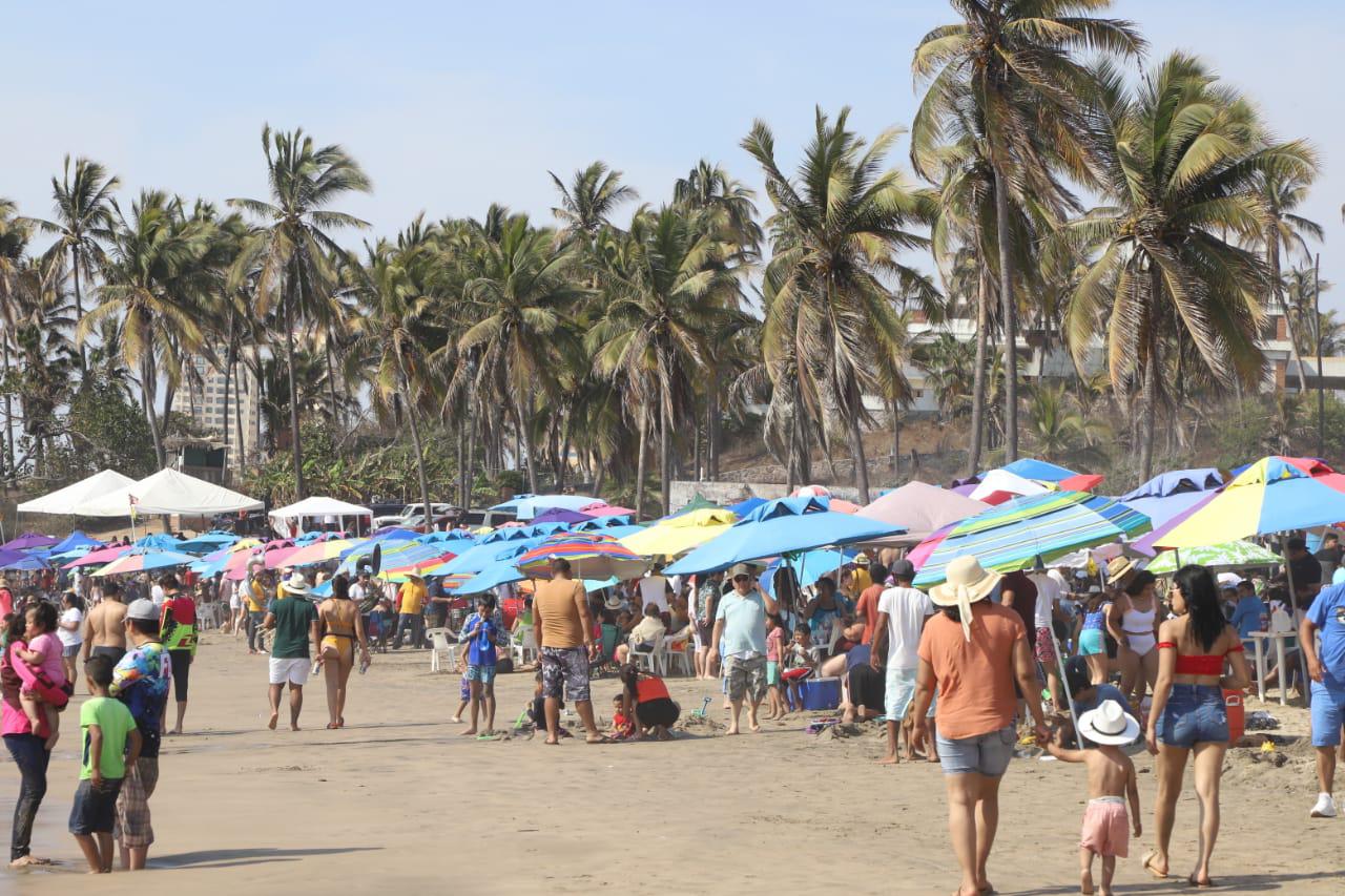 $!Bañistas abarrotan las playas de Mazatlán este Sábado de Gloria