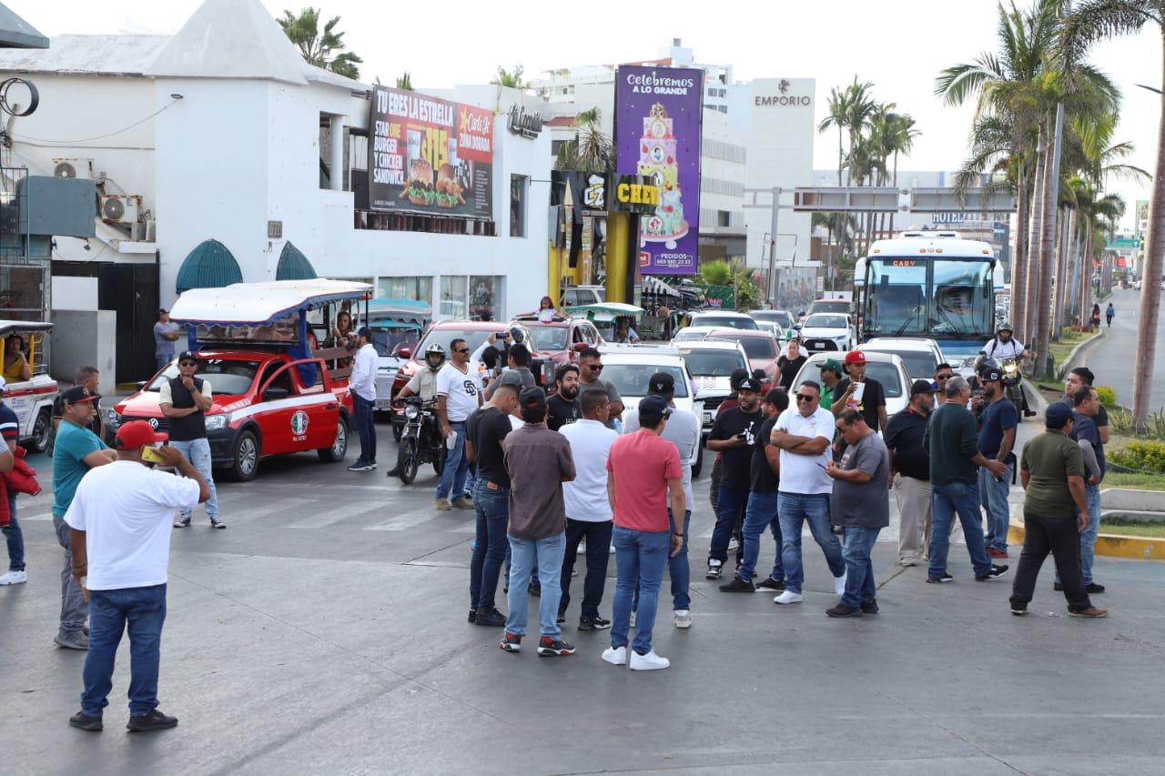 $!Pese a acuerdo de suspensión de detención de unidades, continúa bloqueo de aurigueros y pulmoneros