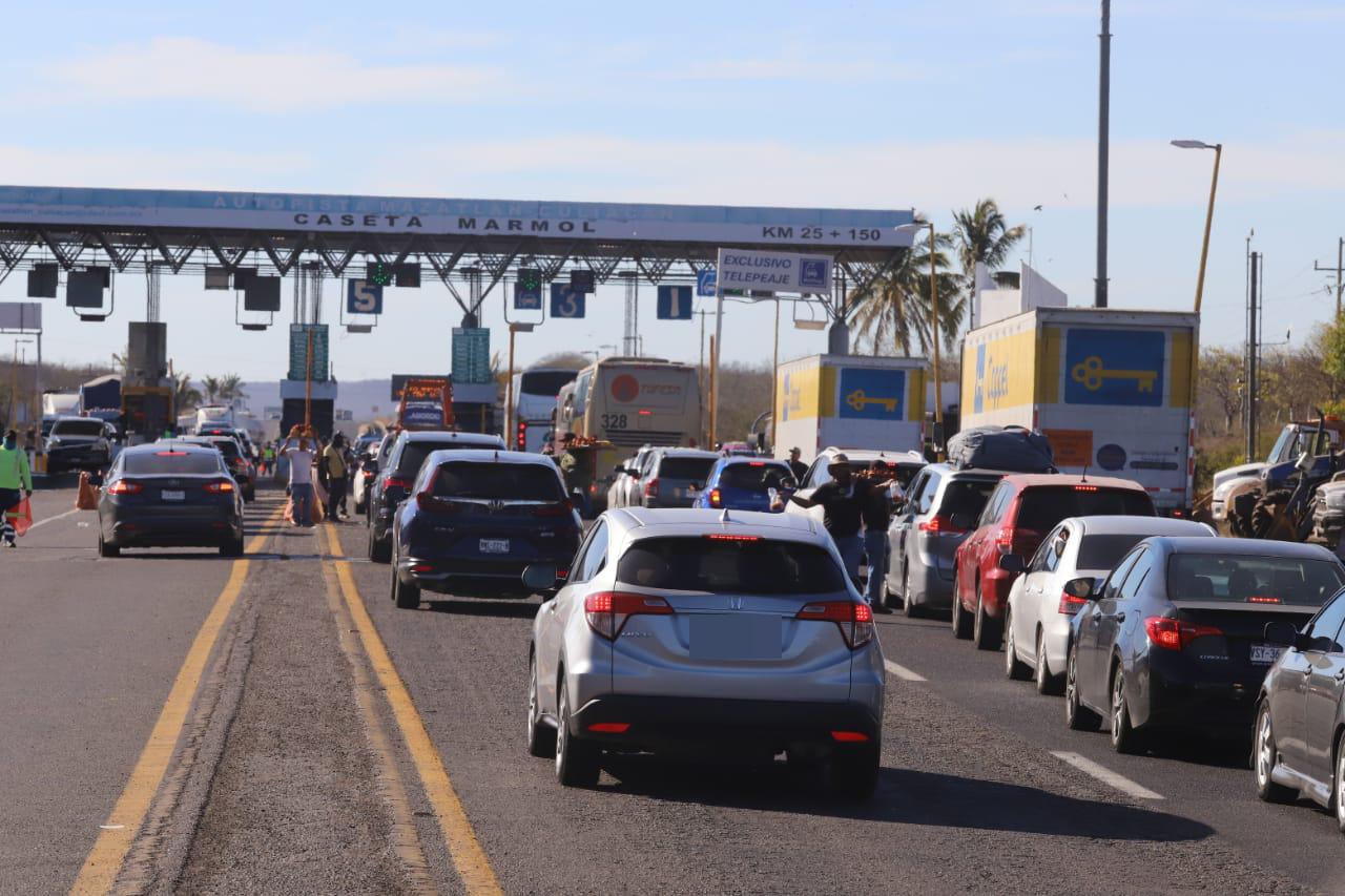 $!Terminan las vacaciones; inicia el éxodo y se llenan las carreteras