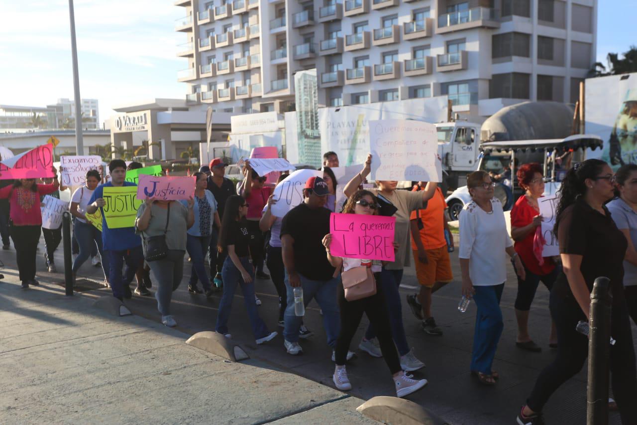 $!Defienden con marcha a joven acusada en Mazatlán de supuesto abuso infantil