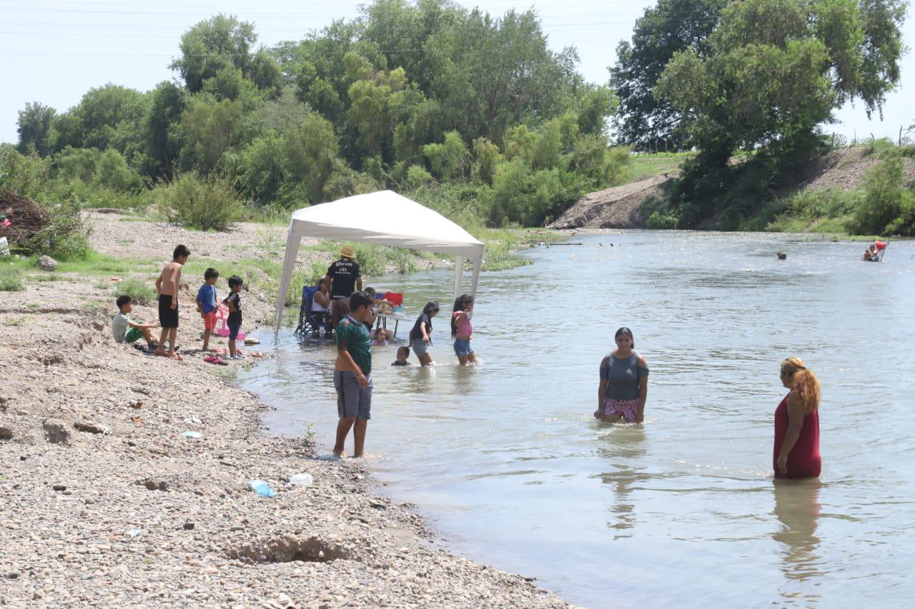 $!Huyen mazatlecos del calor y disfrutan del día en El Magistral y el Presidio