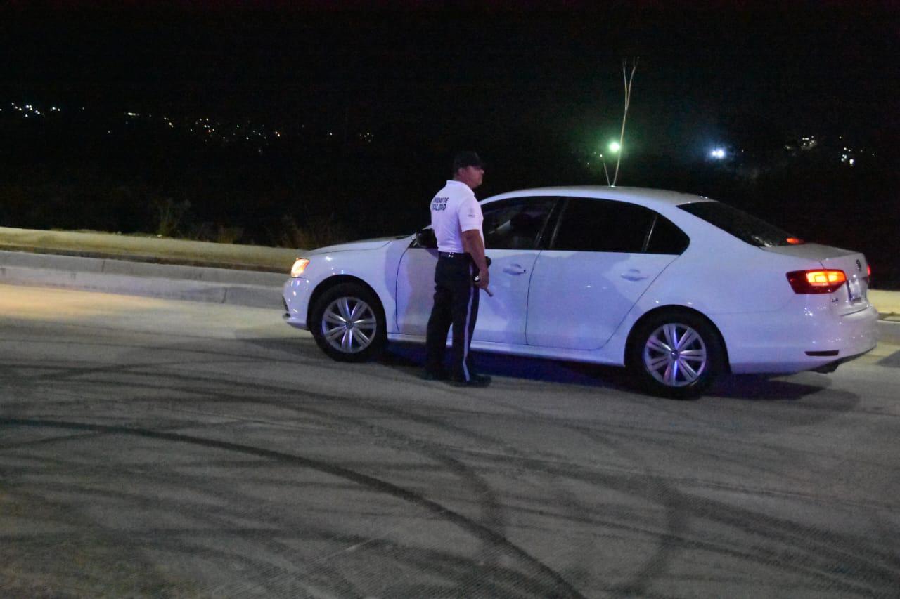 $!Van 31 vehículos asegurados y un detenido por arrancones en Nuevo Malecón, en Culiacán
