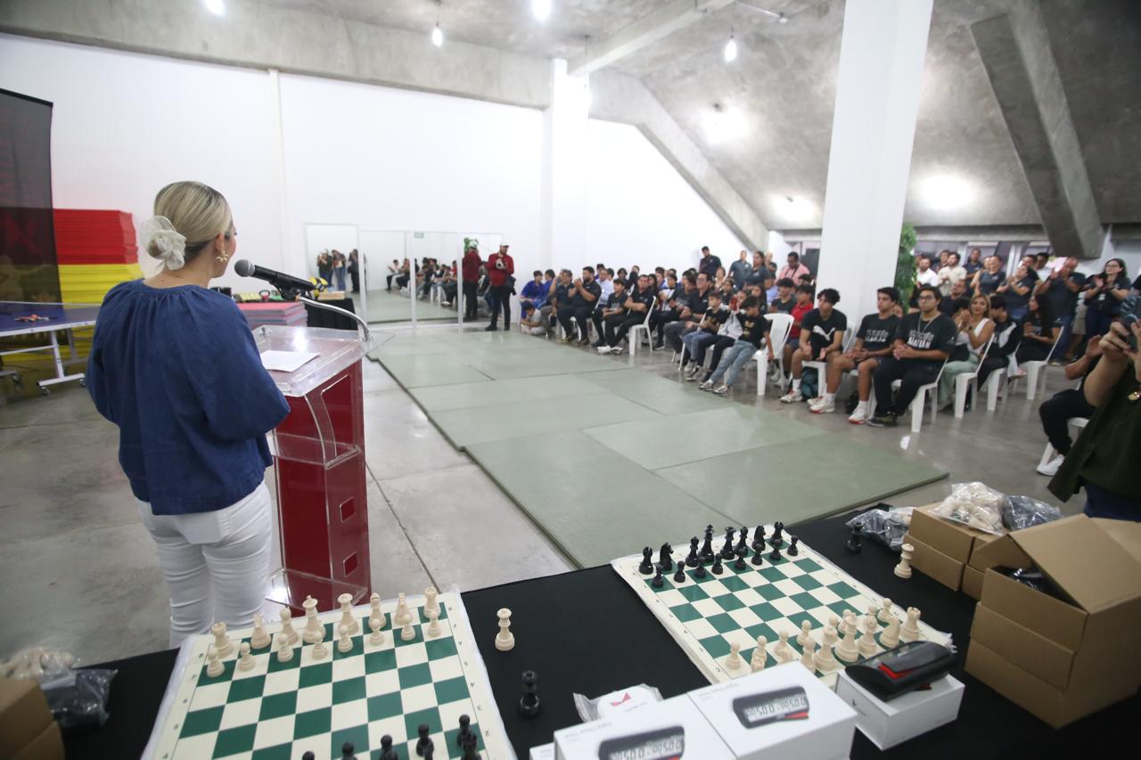 $!Entregan material deportivo en apoyo a más de 400 atletas mazatlecos