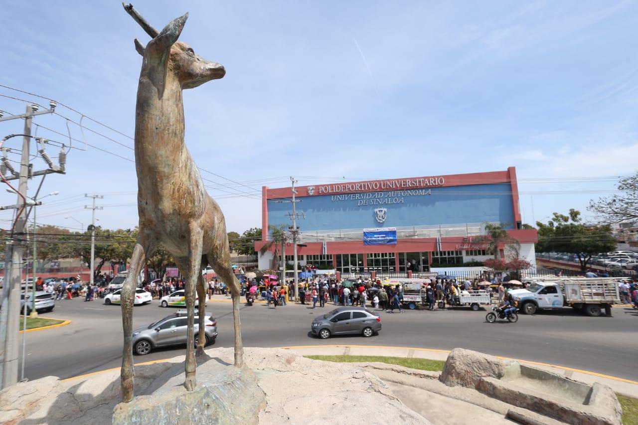 $!Polideportivo de la UAS en Mazatlán se satura por demanda de vacunas contra el Covid-19