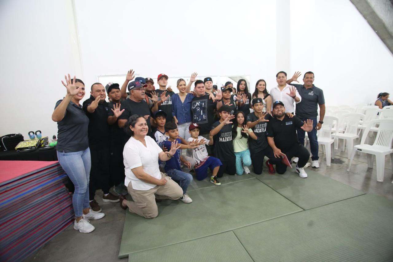 $!Entregan material deportivo en apoyo a más de 400 atletas mazatlecos