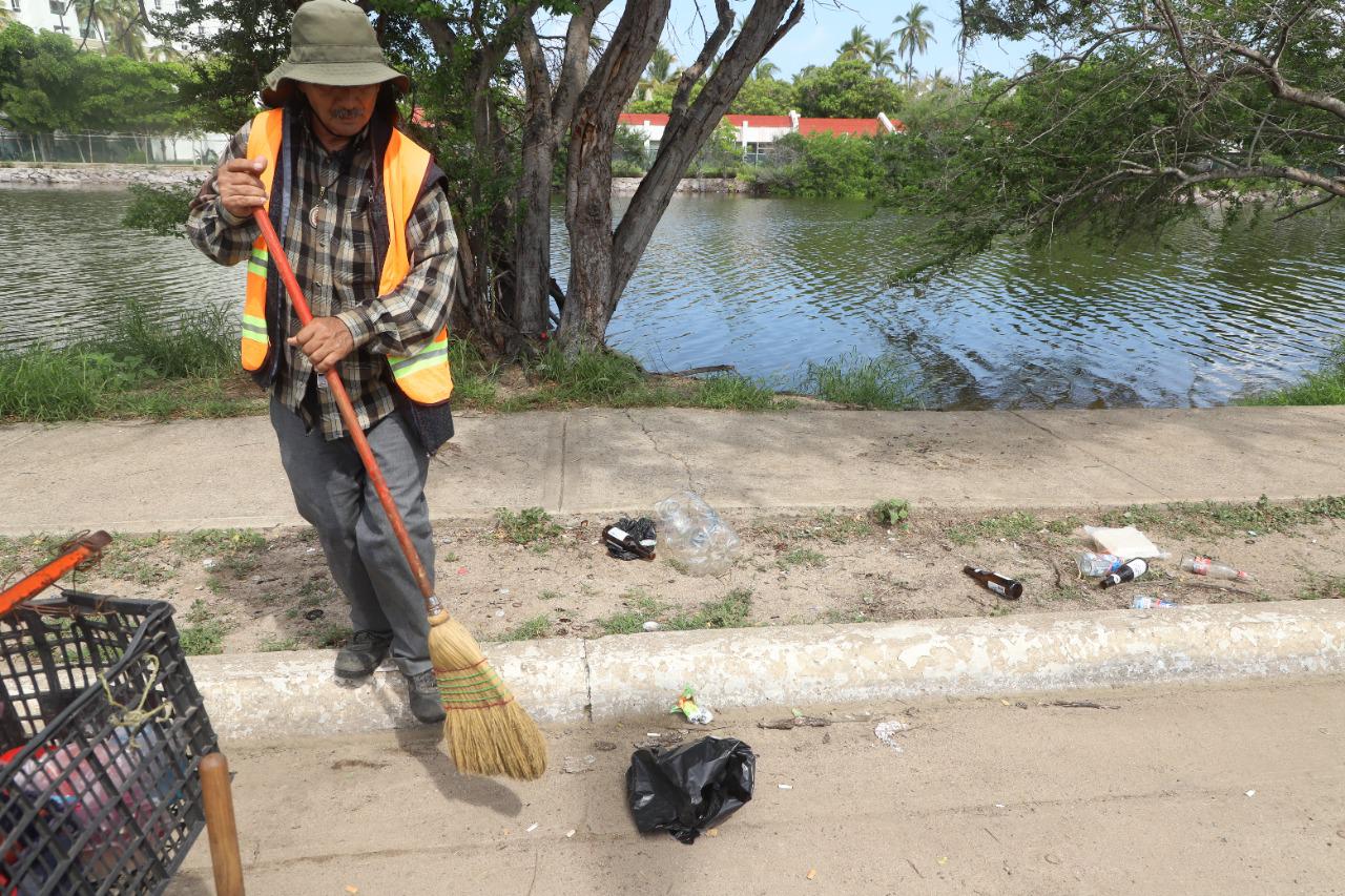$!Dejan tirada gran cantidad de basura en acceso a la playa, a un costado del Estero del Yugo