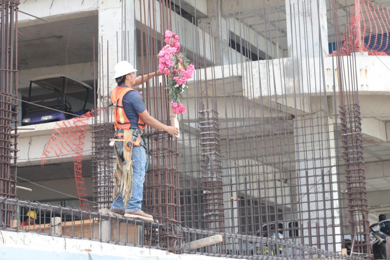 $!Festejan y agradecen trabajadores de obras a su patrona en el Día de la Santa Cruz
