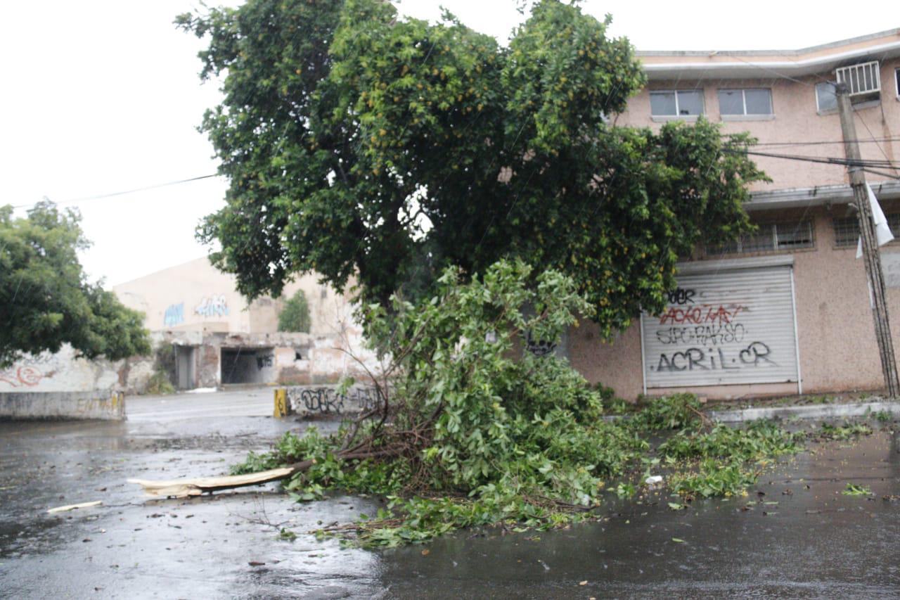 $!Una persona fallecida y vehículos atascados, el saldo de la lluvia en Culiacán