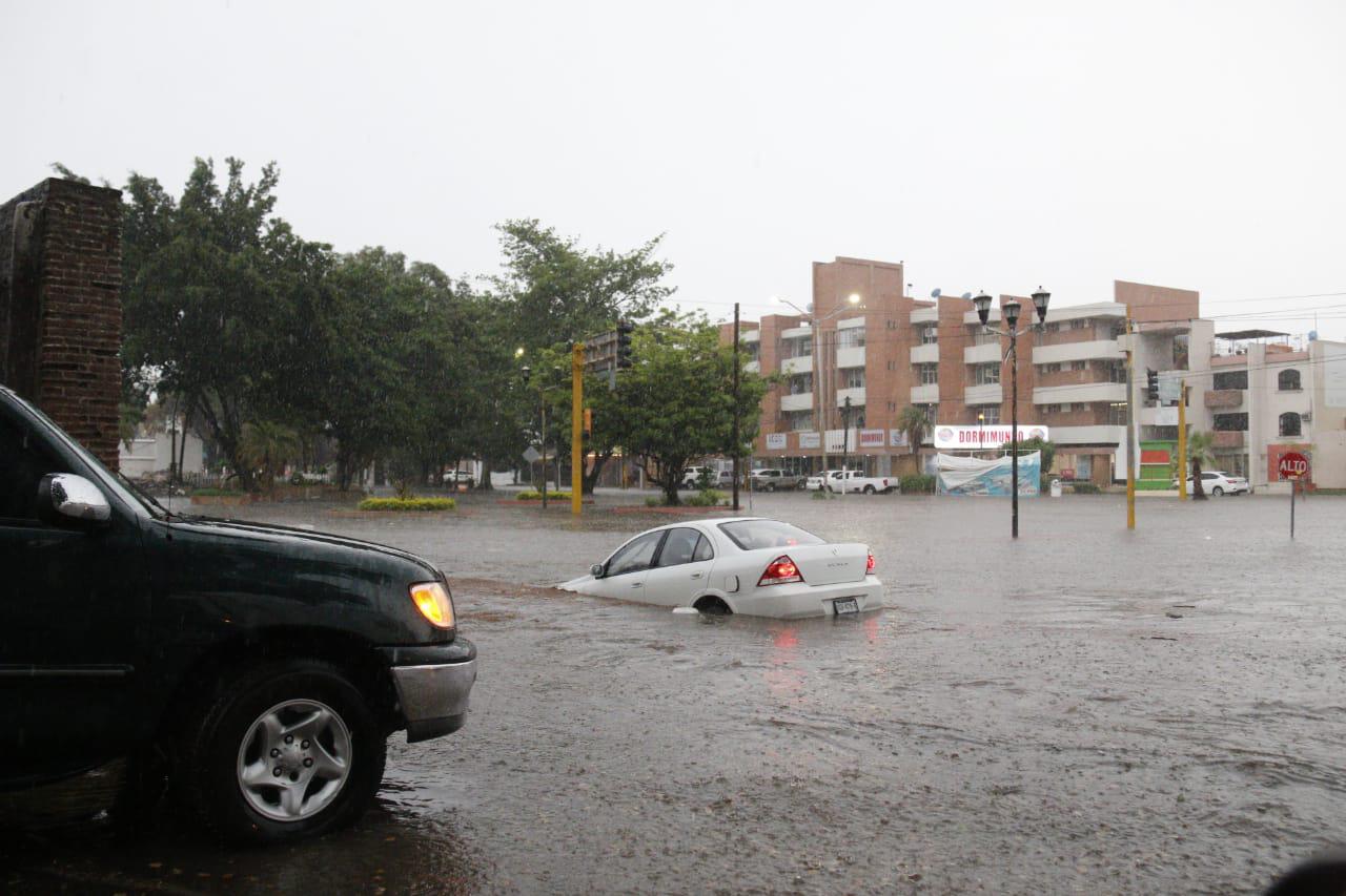 $!Una persona fallecida y vehículos atascados, el saldo de la lluvia en Culiacán