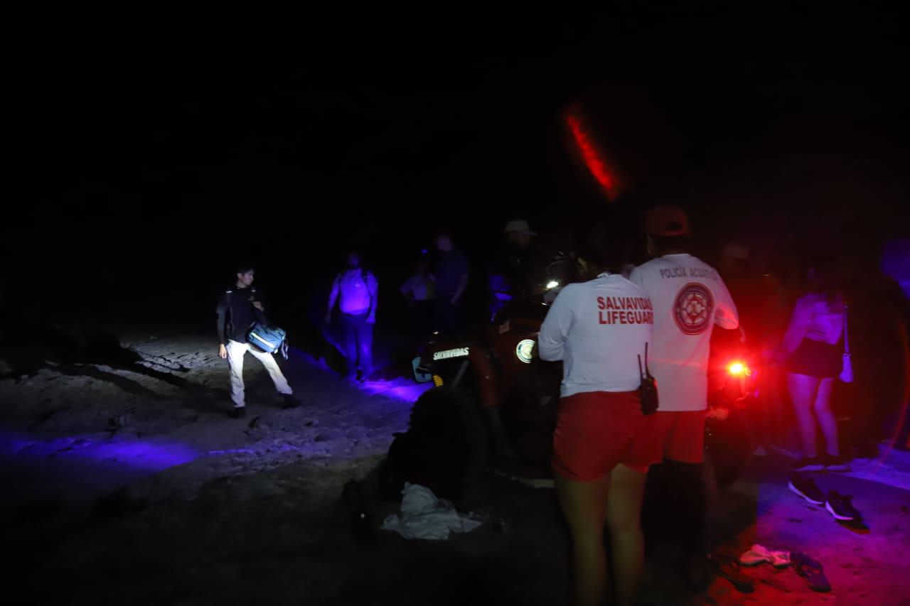$!Rescatan a nueve personas tras hundimiento de yate en la bocana de la Marina Mazatlán