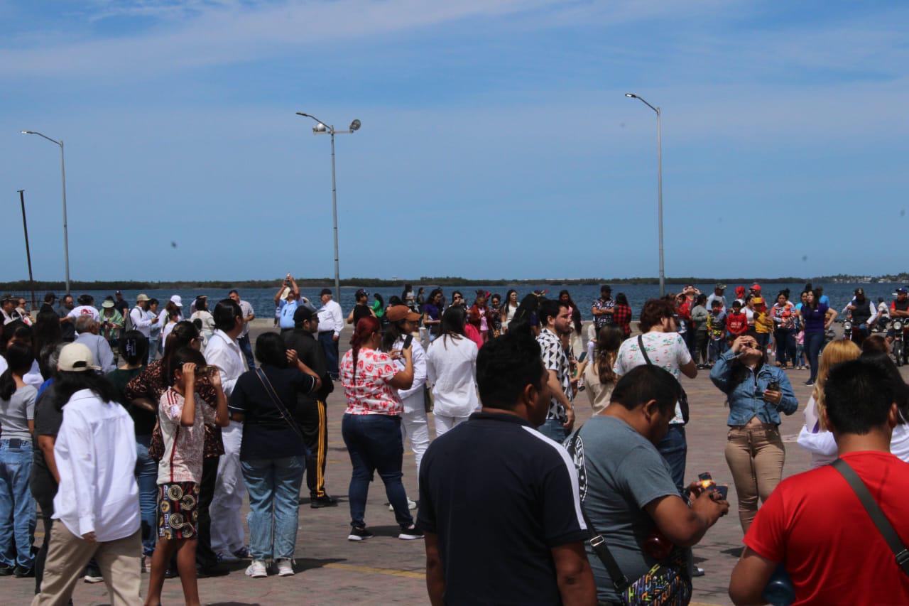 $!Ser parte de la historia: turistas y locales presencian el eclipse desde el Malecón de Altata
