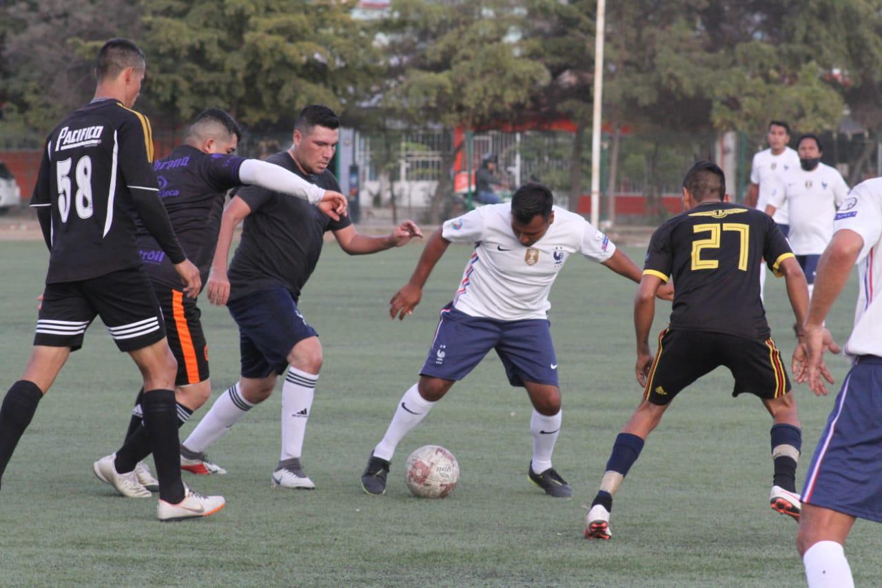 $!Lázaro Cárdenas y Tuna Supply dividen puntos en la Liga Superveteranos