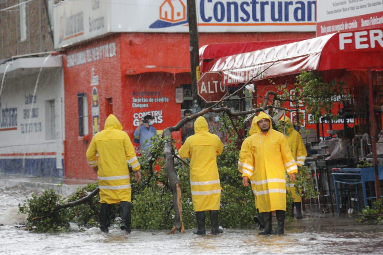 $!Una persona fallecida y vehículos atascados, el saldo de la lluvia en Culiacán