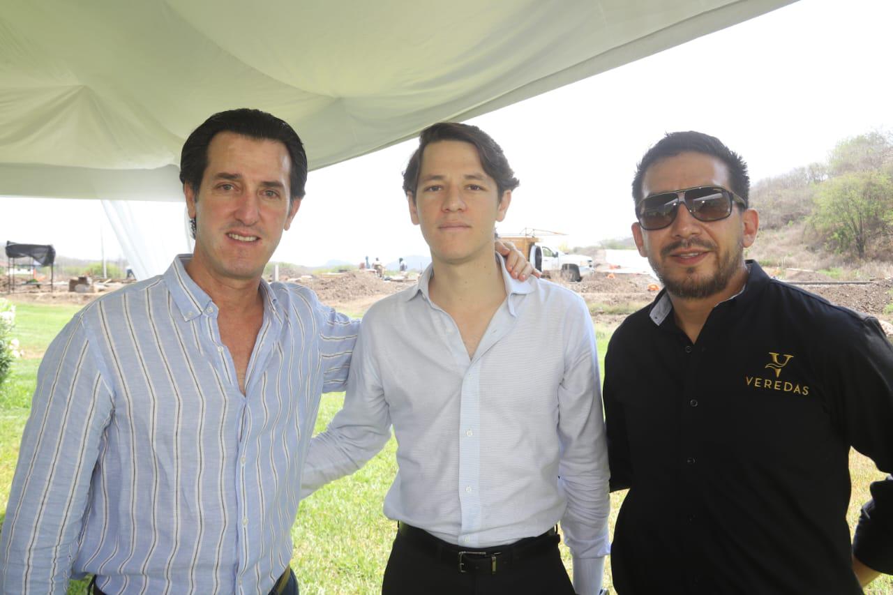 $!Carlos y Daniel Álvarez del Castillo junto a Hugo Gutiérrez.