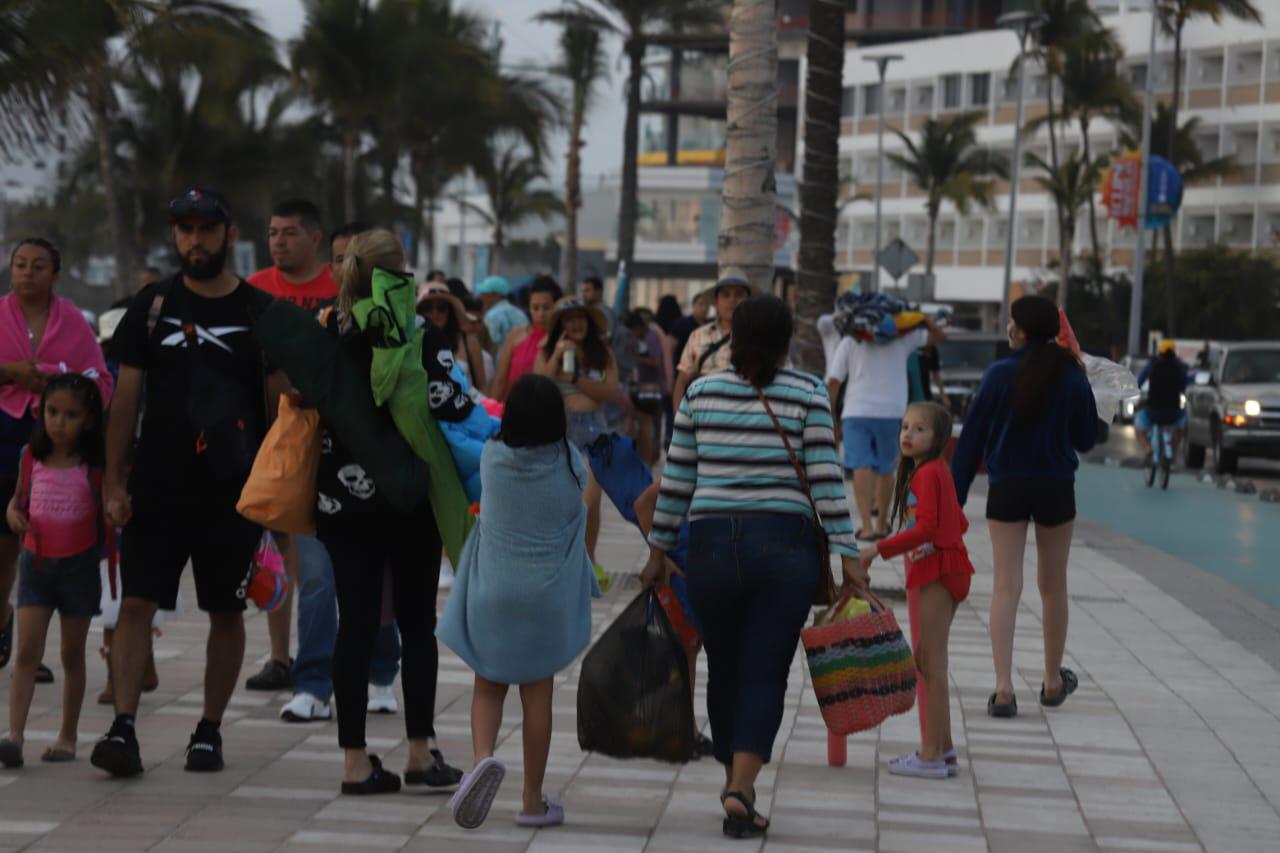 $!En un esfuerzo coordinado, salvavidas marcan la hora para salir del agua del mar en Mazatlán