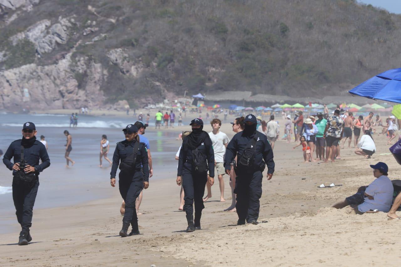 $!Llegan poco a poco bañistas a las playas de Mazatlán para disfrutar del Sábado de Gloria
