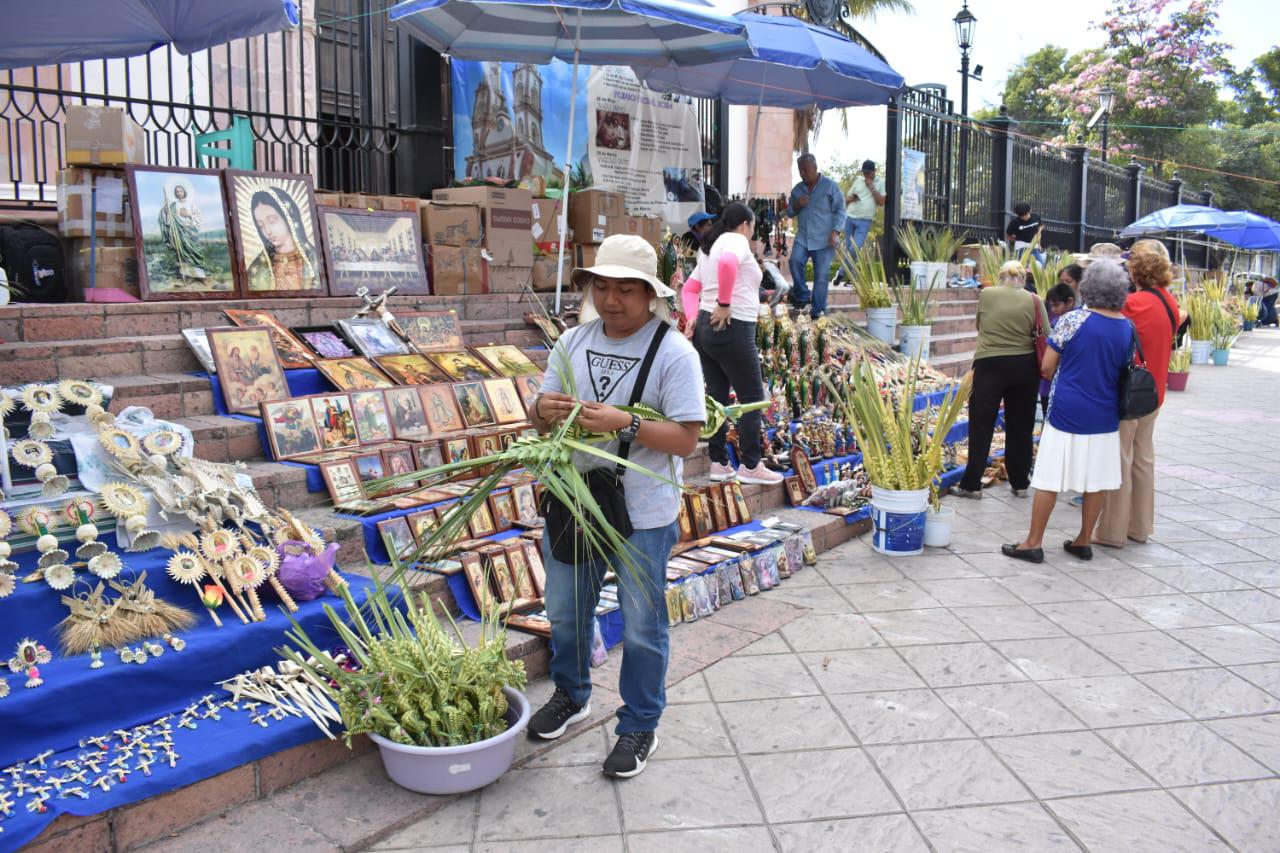 $!En Catedral, Javier y su mamá tejen las palmas que se bendicen en Domingo de Ramos