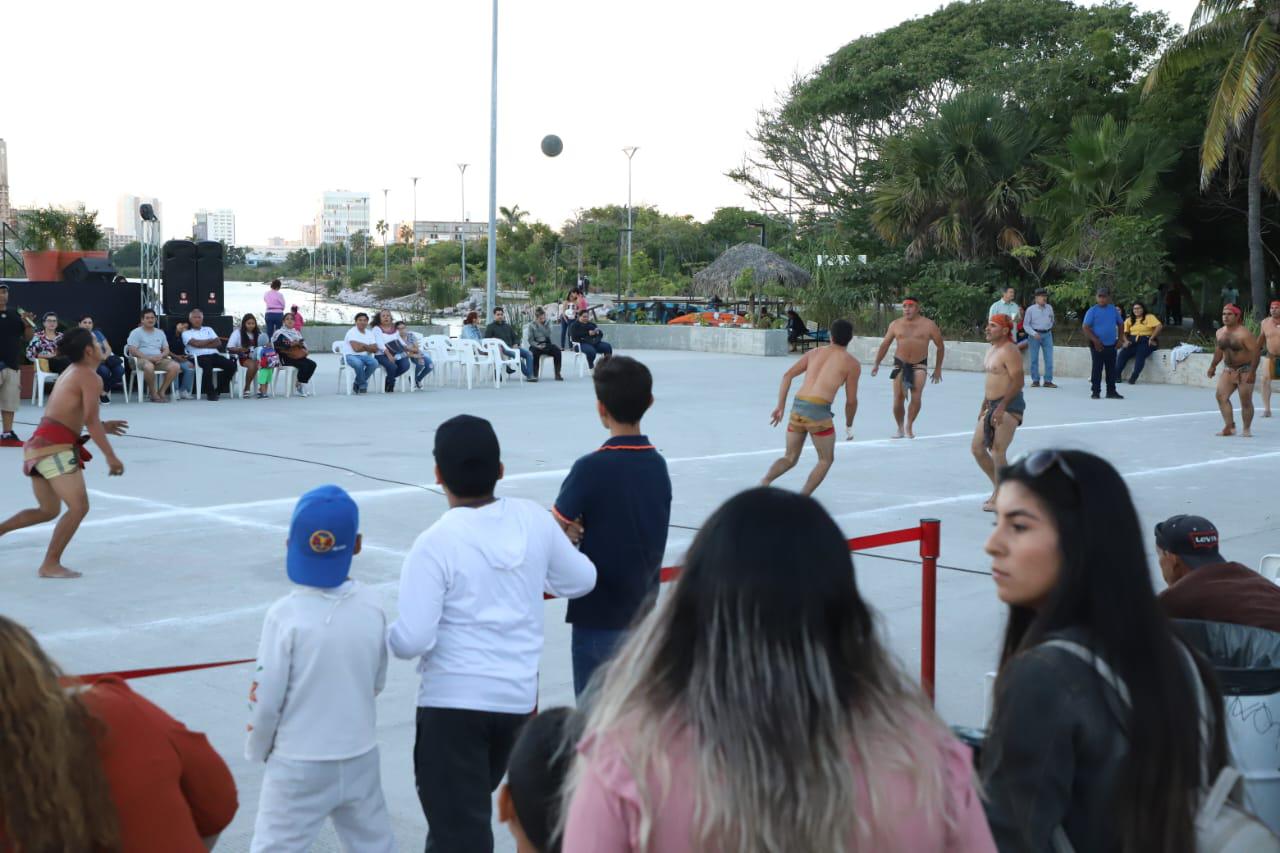 $!Dan exhibición de Ulama en el Parque Central en Mazatlán