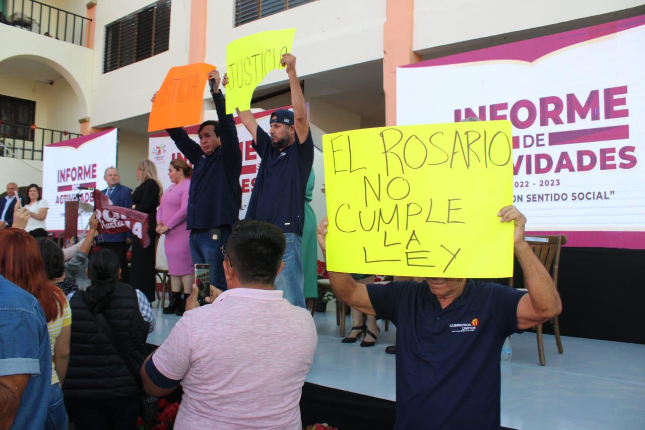 $!Irrumpen policías jubilados en informe de Claudia Valdez Aguilar, en Rosario