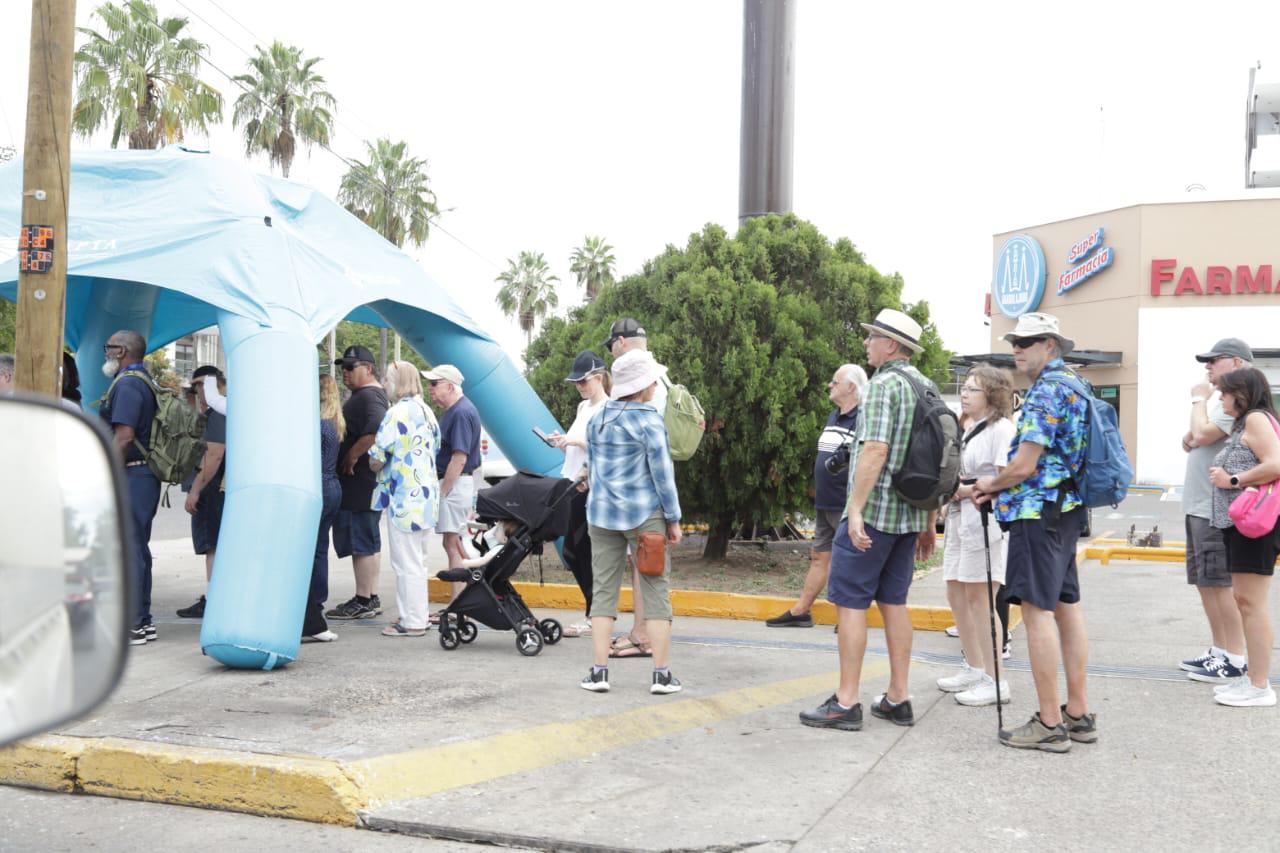 $!Arriban a Mazatlán los cruceros Norwegian Joy y Carnival Panorama con más de 8 mil turistas