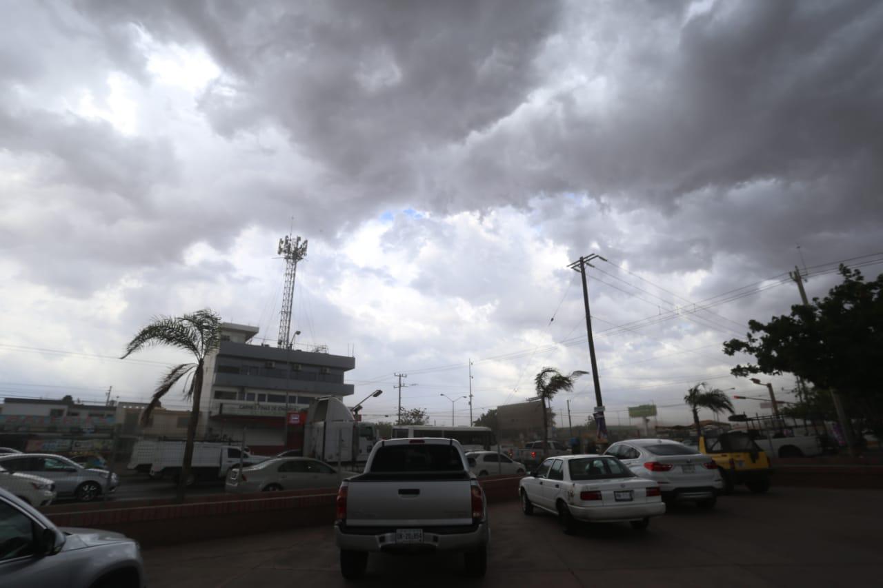 $!‘Dolores’ se desplaza sobre Jalisco con vientos de hasta 120 km/h; se esperan lluvias en Sinaloa