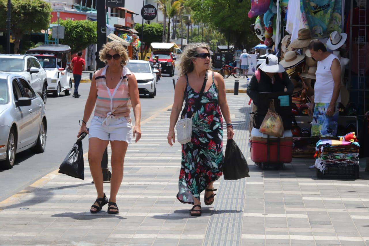 $!Continúa afluencia de visitantes en zona turística de Mazatlán