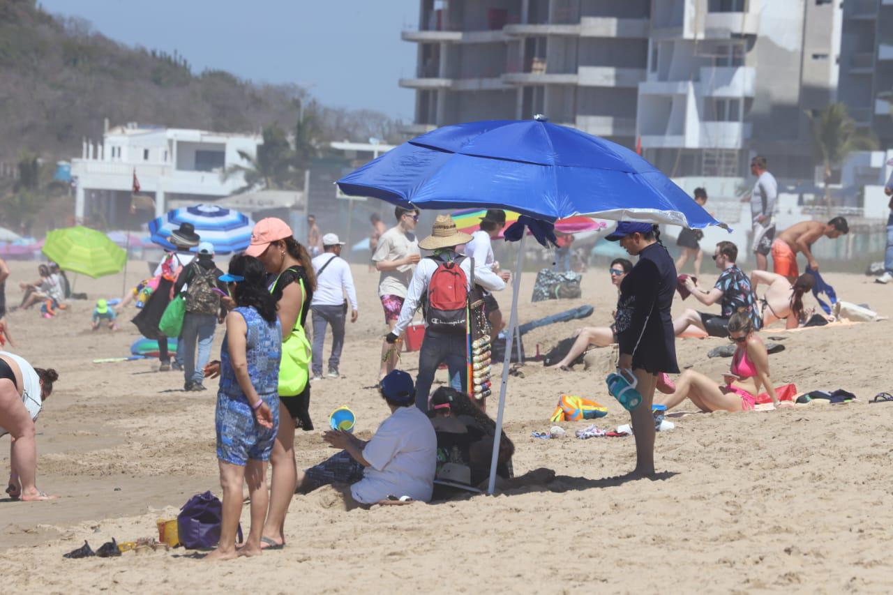 $!Llegan poco a poco bañistas a las playas de Mazatlán para disfrutar del Sábado de Gloria